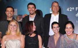 Fábio Barreto (no alto à dir. de camisa branca) com parte do elenco do filme sobre Lula 