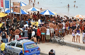 Multidão aglomerada para ver o corpo do ex-presidiário, assassinado na Avenida Brasília Formosa