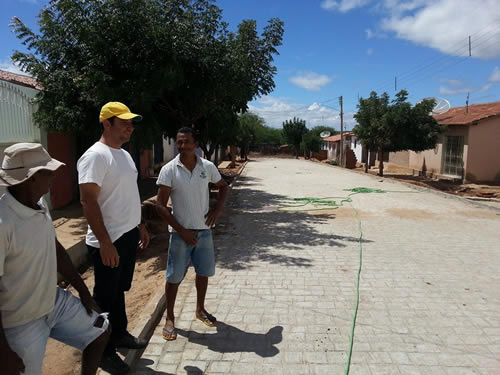 Prefeito Gustavo Caribé visita obras de pavimentação do bairro Bom Jesus